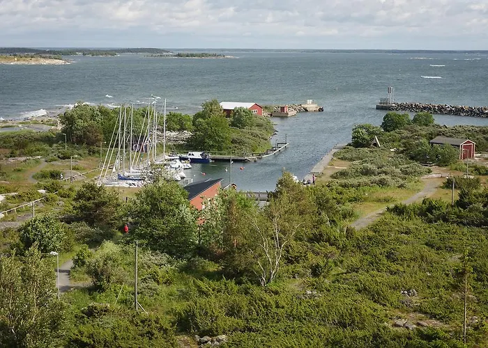 Hotel Kylmaepihlaja Lighthouse 3*