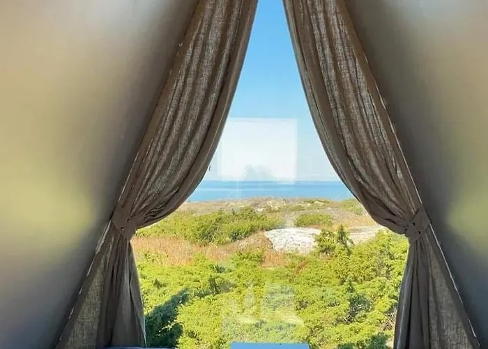 Kylmaepihlaja Lighthouse Hotel